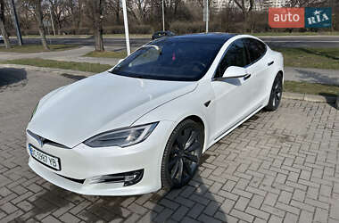 Лифтбек Tesla Model S 2016 в Львове