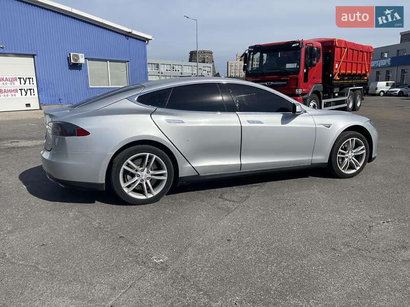 Ліфтбек Tesla Model S 2013 в Києві