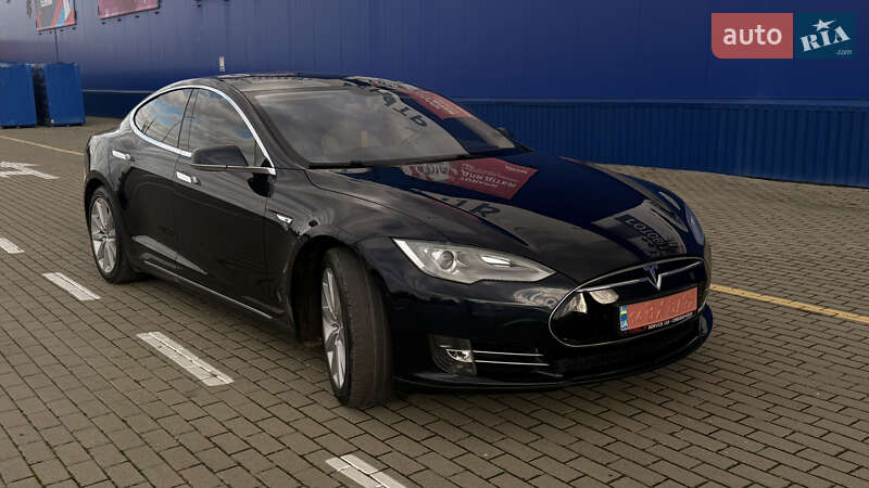Лифтбек Tesla Model S 2014 в Нововолынске