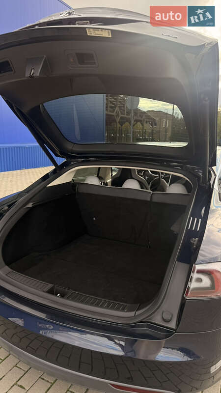 Лифтбек Tesla Model S 2014 в Нововолынске
