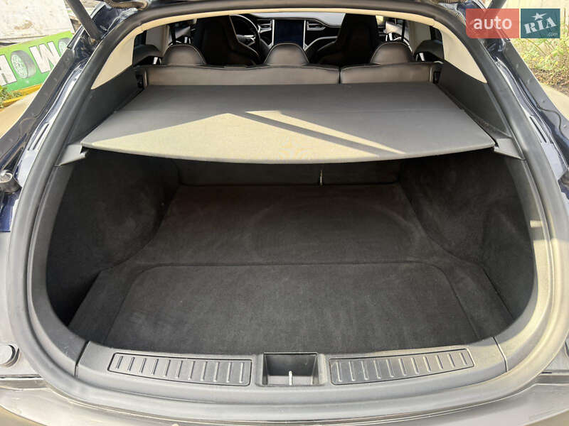 Ліфтбек Tesla Model S 2014 в Львові