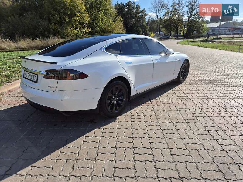 Лифтбек Tesla Model S 2015 в Киеве