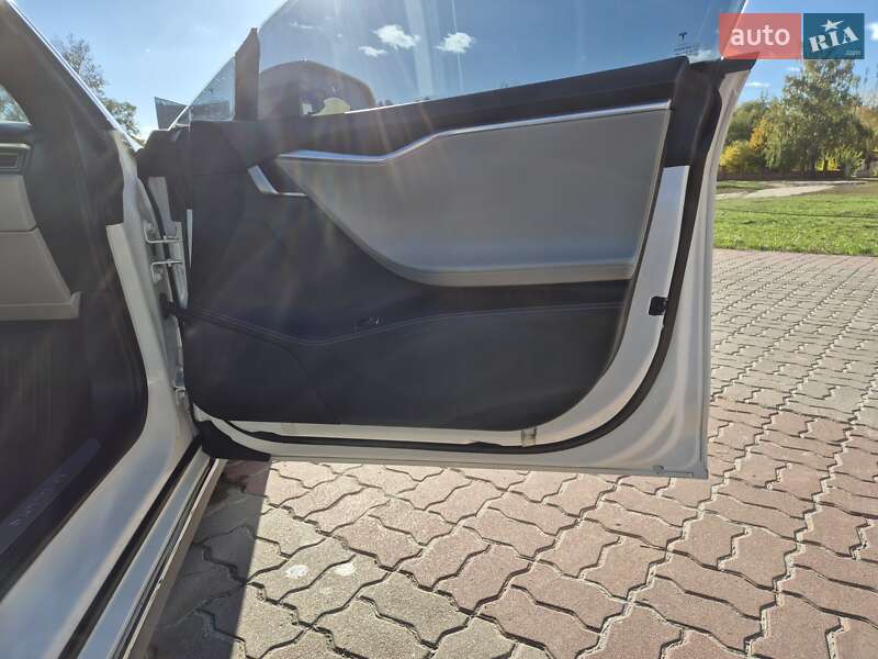 Лифтбек Tesla Model S 2015 в Киеве