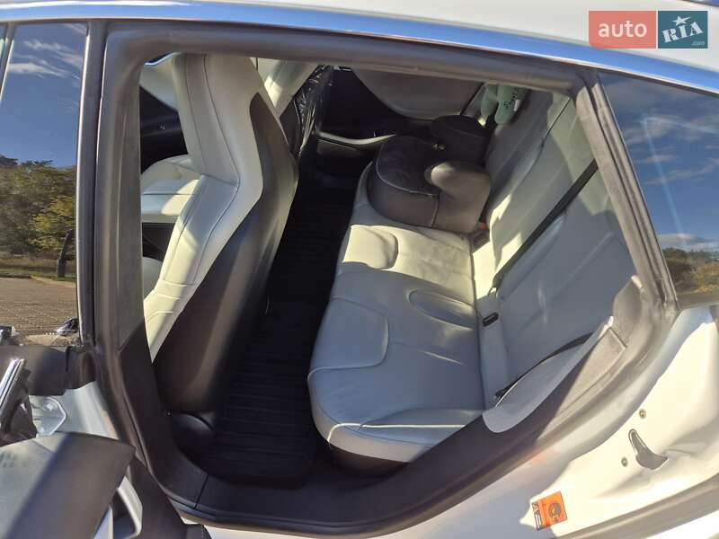 Лифтбек Tesla Model S 2015 в Киеве