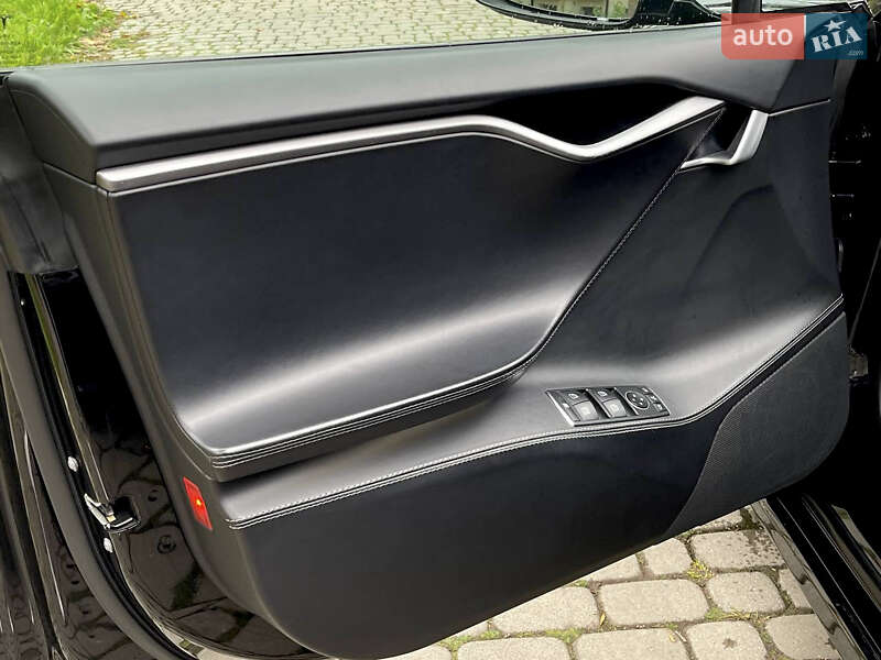 Лифтбек Tesla Model S 2018 в Львове