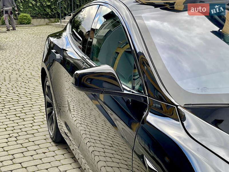 Лифтбек Tesla Model S 2018 в Львове