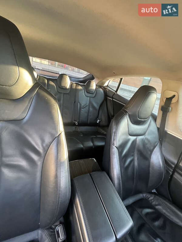 Ліфтбек Tesla Model S 2013 в Кривому Розі