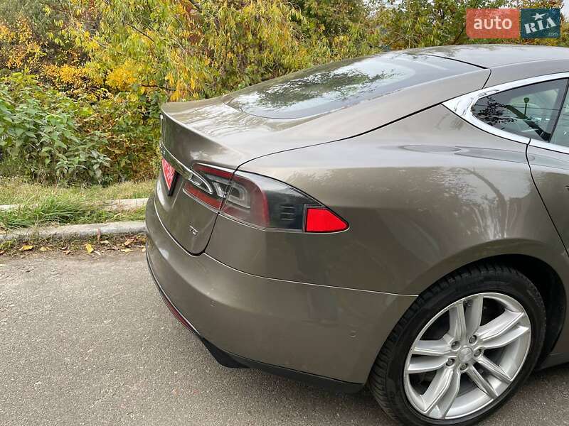 Ліфтбек Tesla Model S 2015 в Києві