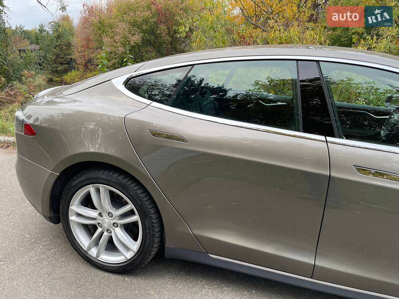 Ліфтбек Tesla Model S 2015 в Києві