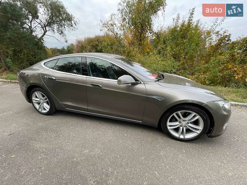 Ліфтбек Tesla Model S 2015 в Києві