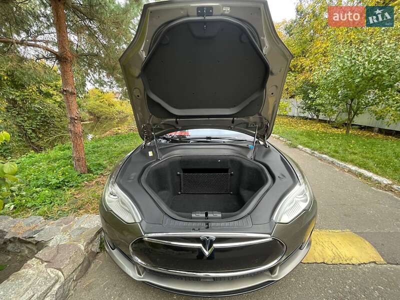 Ліфтбек Tesla Model S 2015 в Києві