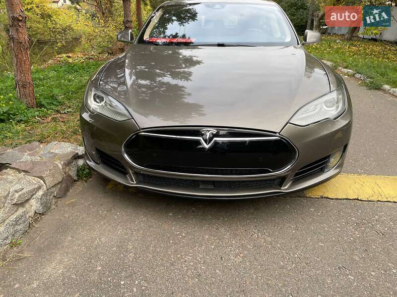 Ліфтбек Tesla Model S 2015 в Києві