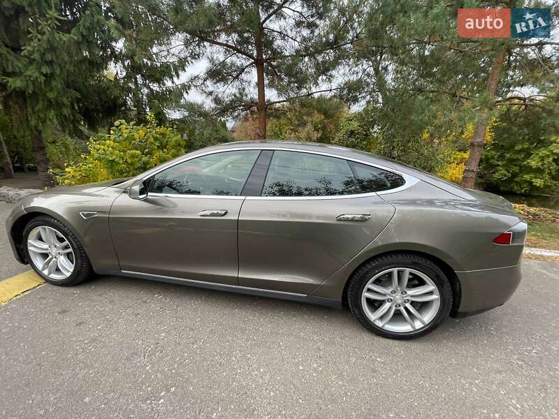 Ліфтбек Tesla Model S 2015 в Києві