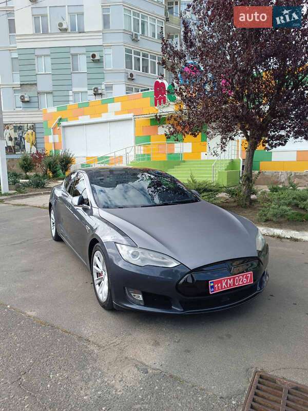 Лифтбек Tesla Model S 2014 в 