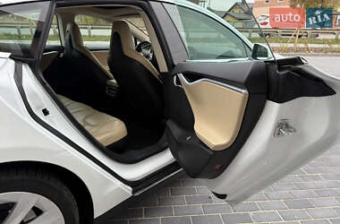 Лифтбек Tesla Model S 2013 в 