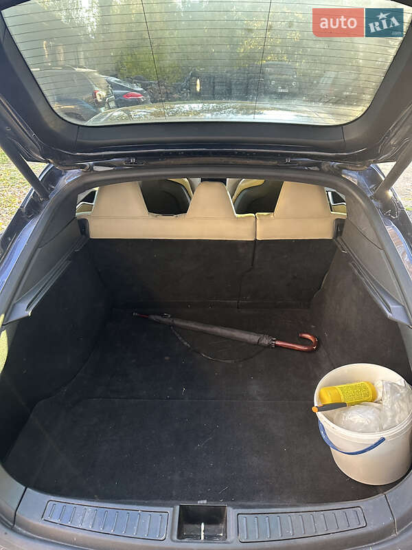 Лифтбек Tesla Model S 2015 в Черновцах