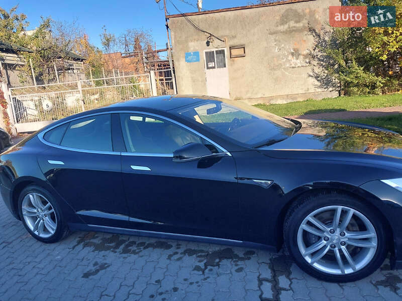 Tesla Model S 2014