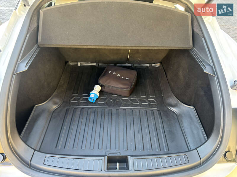 Ліфтбек Tesla Model S 2019 в Харкові