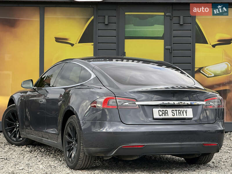Ліфтбек Tesla Model S 2015 в Стрию
