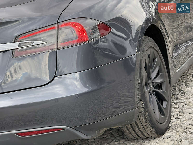Ліфтбек Tesla Model S 2015 в Стрию