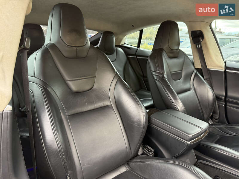 Ліфтбек Tesla Model S 2015 в Стрию