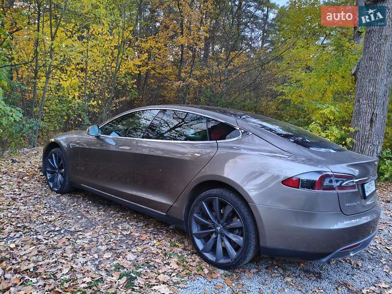 Tesla Model S 2015