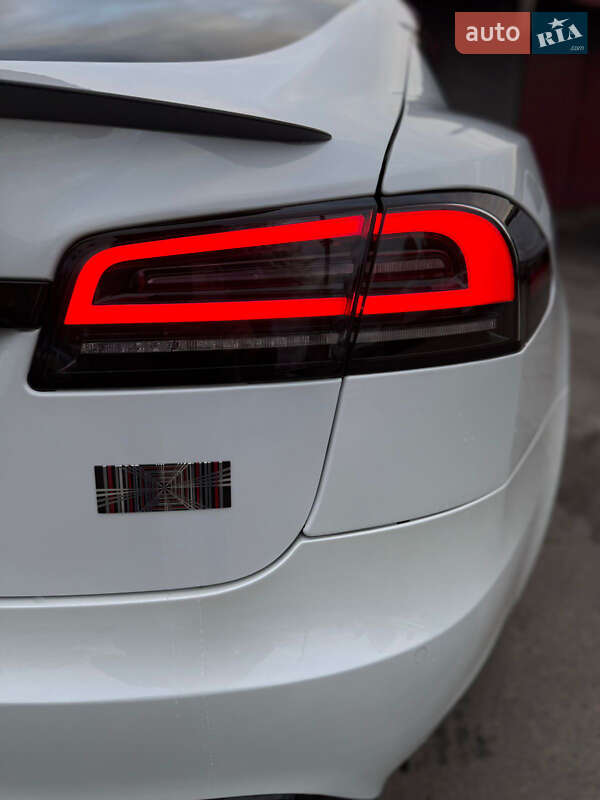 Лифтбек Tesla Model S 2022 в Киеве