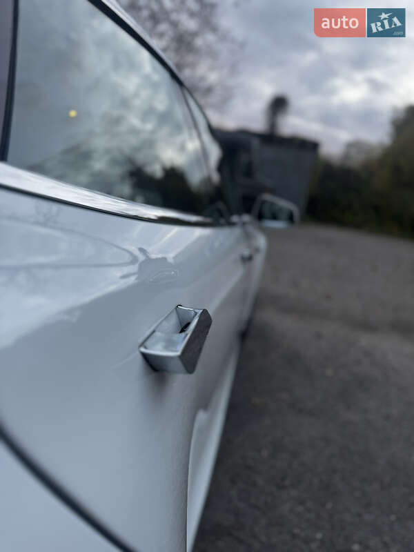 Лифтбек Tesla Model S 2017 в Киеве