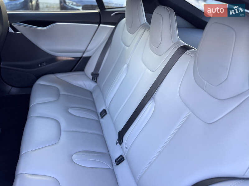 Ліфтбек Tesla Model S 2016 в Івано-Франківську