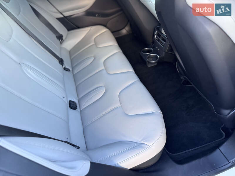 Ліфтбек Tesla Model S 2016 в Івано-Франківську