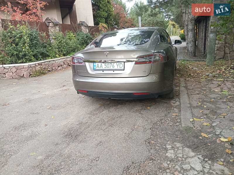 Лифтбек Tesla Model S 2015 в Киеве фото 3 Лифтбек Tesla Model S 2015 в Киеве