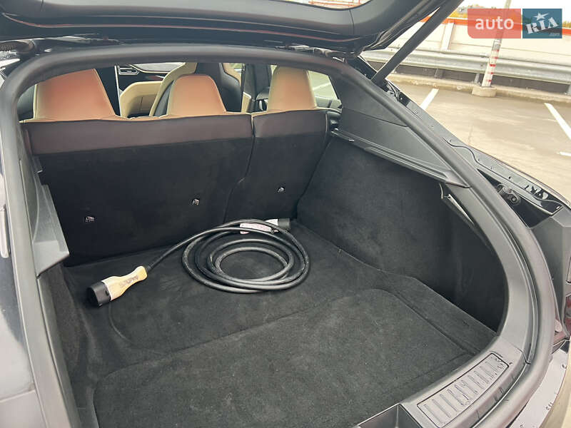 Ліфтбек Tesla Model S 2015 в Києві