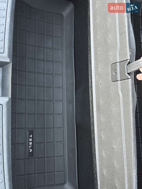 Ліфтбек Tesla Model S 2015 в Києві