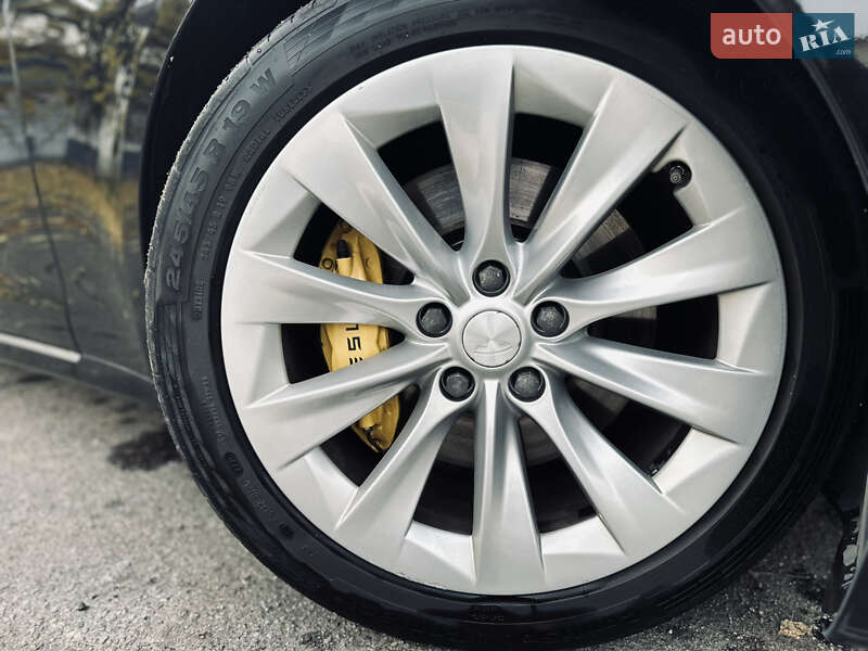 Ліфтбек Tesla Model S 2016 в Києві