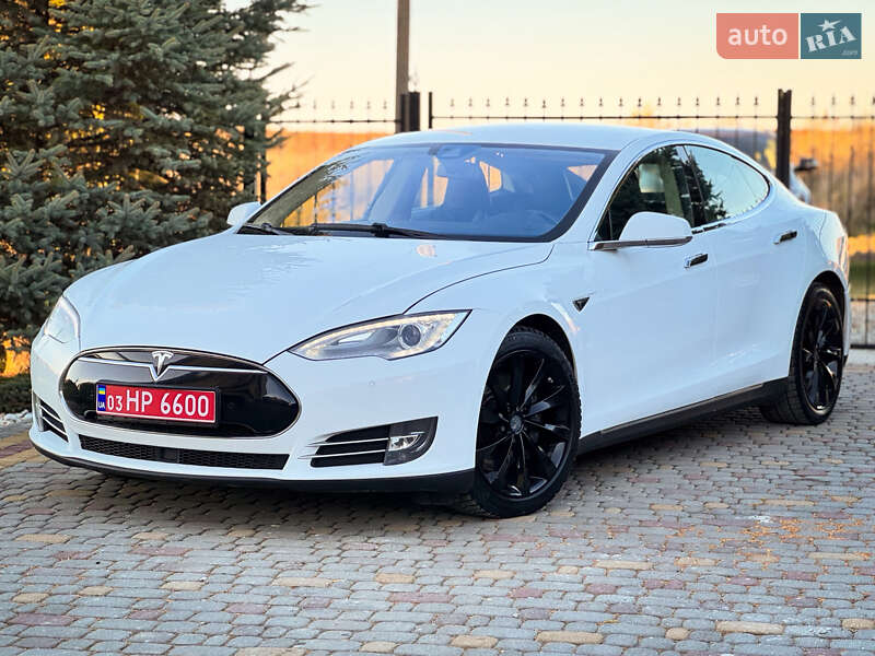 Лифтбек Tesla Model S 2015 в Дрогобыче