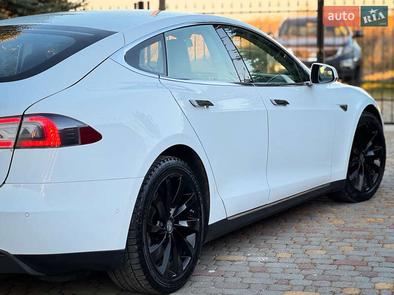 Лифтбек Tesla Model S 2015 в Дрогобыче