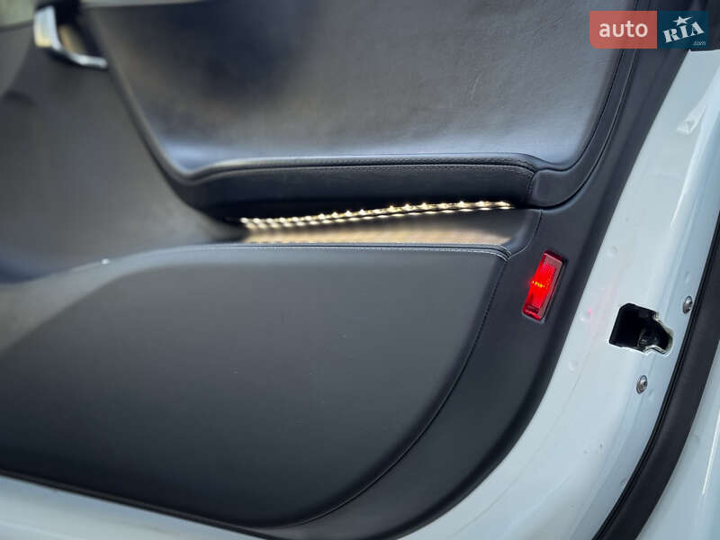 Лифтбек Tesla Model S 2015 в Дрогобыче