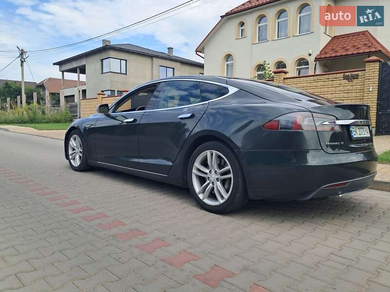 Лифтбек Tesla Model S 2013 в Луцке