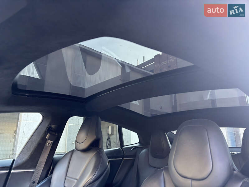 Лифтбек Tesla Model S 2017 в Черновцах