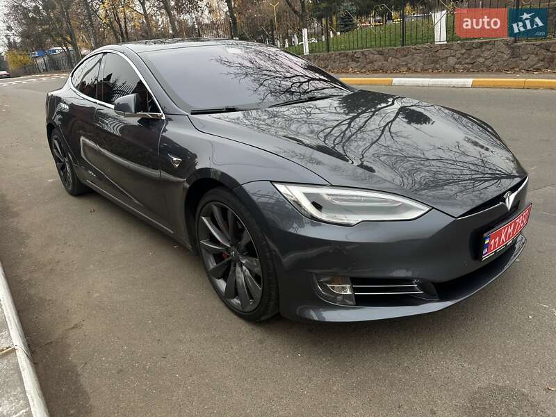 Лифтбек Tesla Model S 2018 в Киеве
