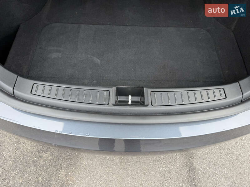 Лифтбек Tesla Model S 2018 в Виннице