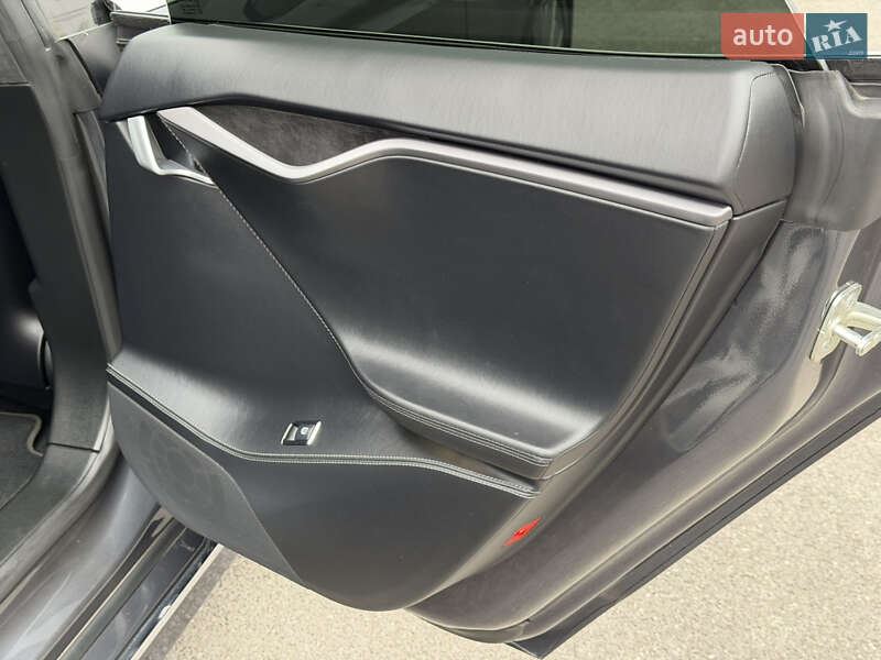 Лифтбек Tesla Model S 2018 в Виннице