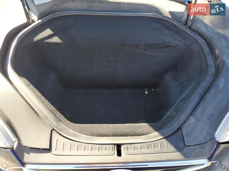 Лифтбек Tesla Model S 2015 в Сумах