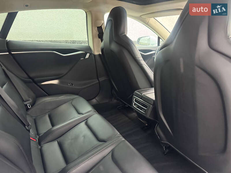 Лифтбек Tesla Model S 2015 в Виннице