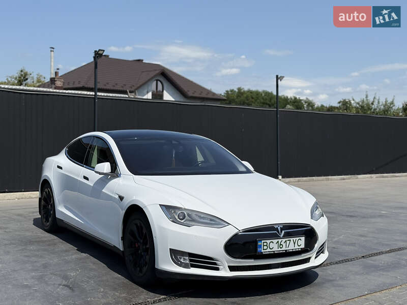Tesla Model S, photos from the listing