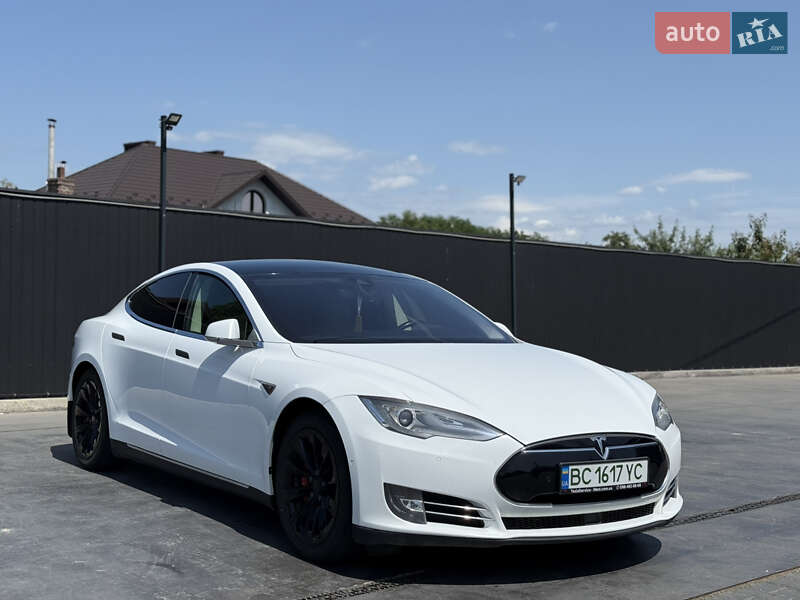 Ліфтбек Tesla Model S 2015 в Чернівцях