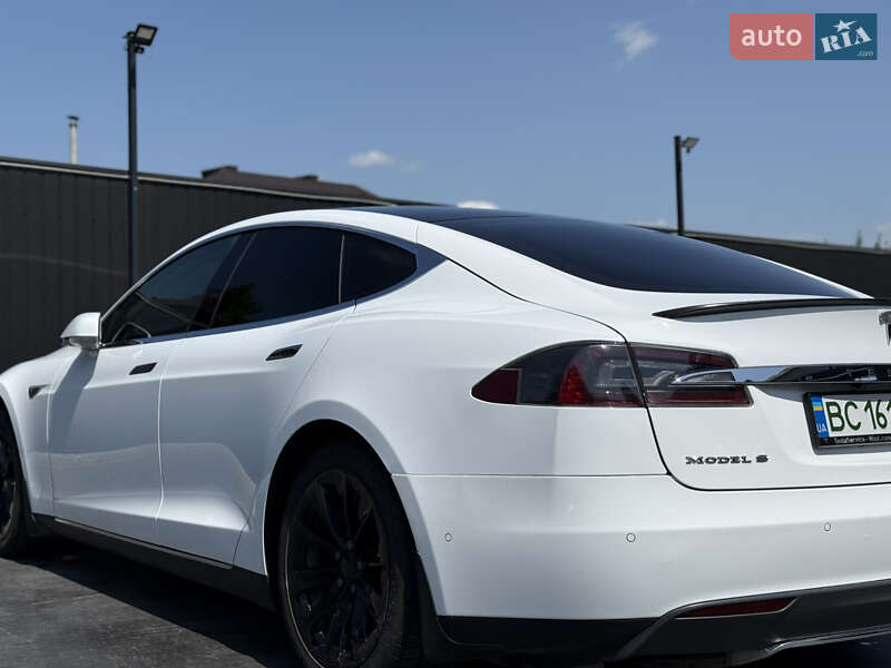 Ліфтбек Tesla Model S 2015 в Чернівцях