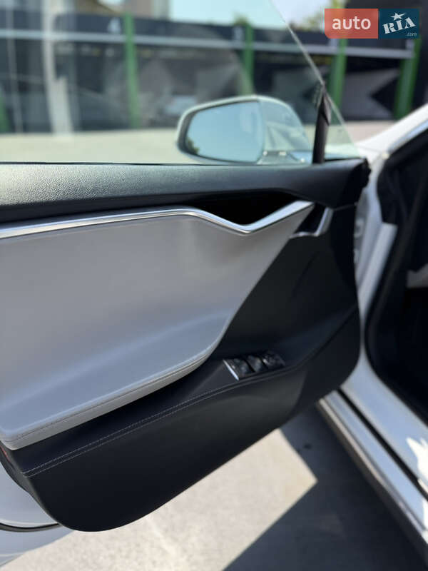 Ліфтбек Tesla Model S 2015 в Чернівцях