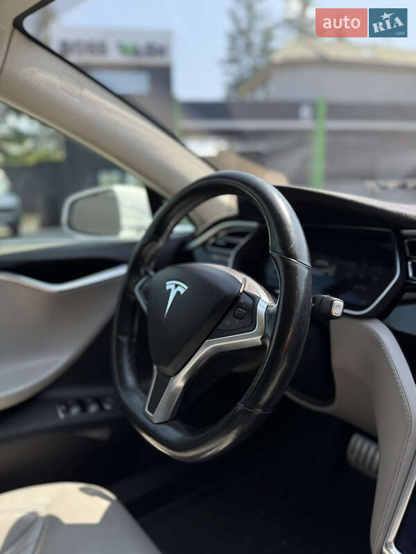 Ліфтбек Tesla Model S 2015 в Чернівцях