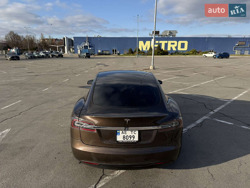 Ліфтбек Tesla Model S 2014 в Дніпрі фото 12 Ліфтбек Tesla Model S 2014 в Дніпрі